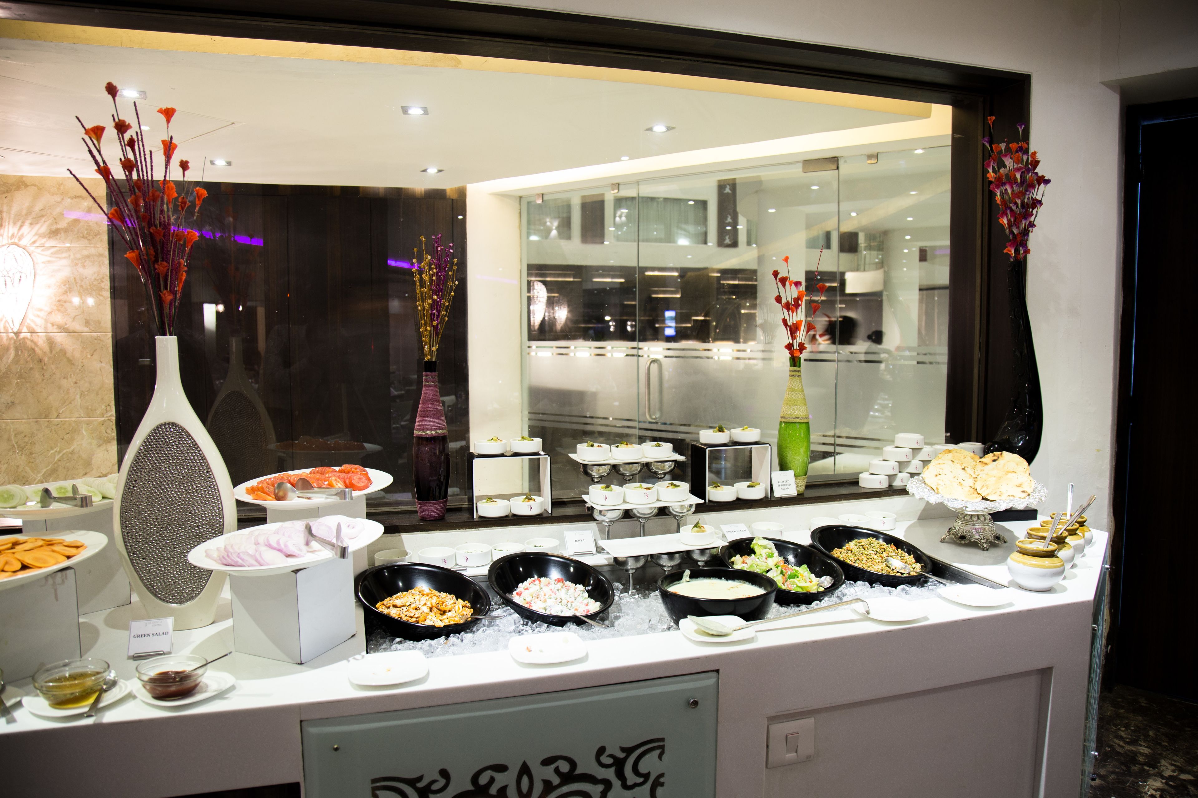 2 restaurants, breakfast, dinner served; international cuisine