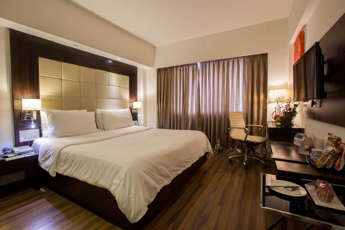 Deluxe Double or Twin Room | Minibar, in-room safe, desk, iron/ironing board