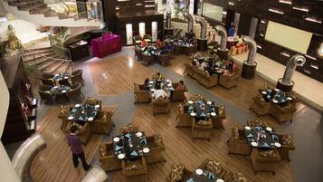 2 restaurants, breakfast, dinner served; international cuisine
