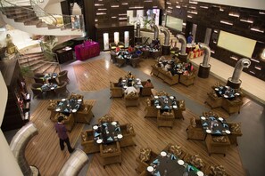 2 restaurantes; se sirve desayuno y cena; cocina internacional