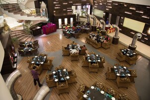2 restaurantes; se sirve desayuno y cena; cocina internacional