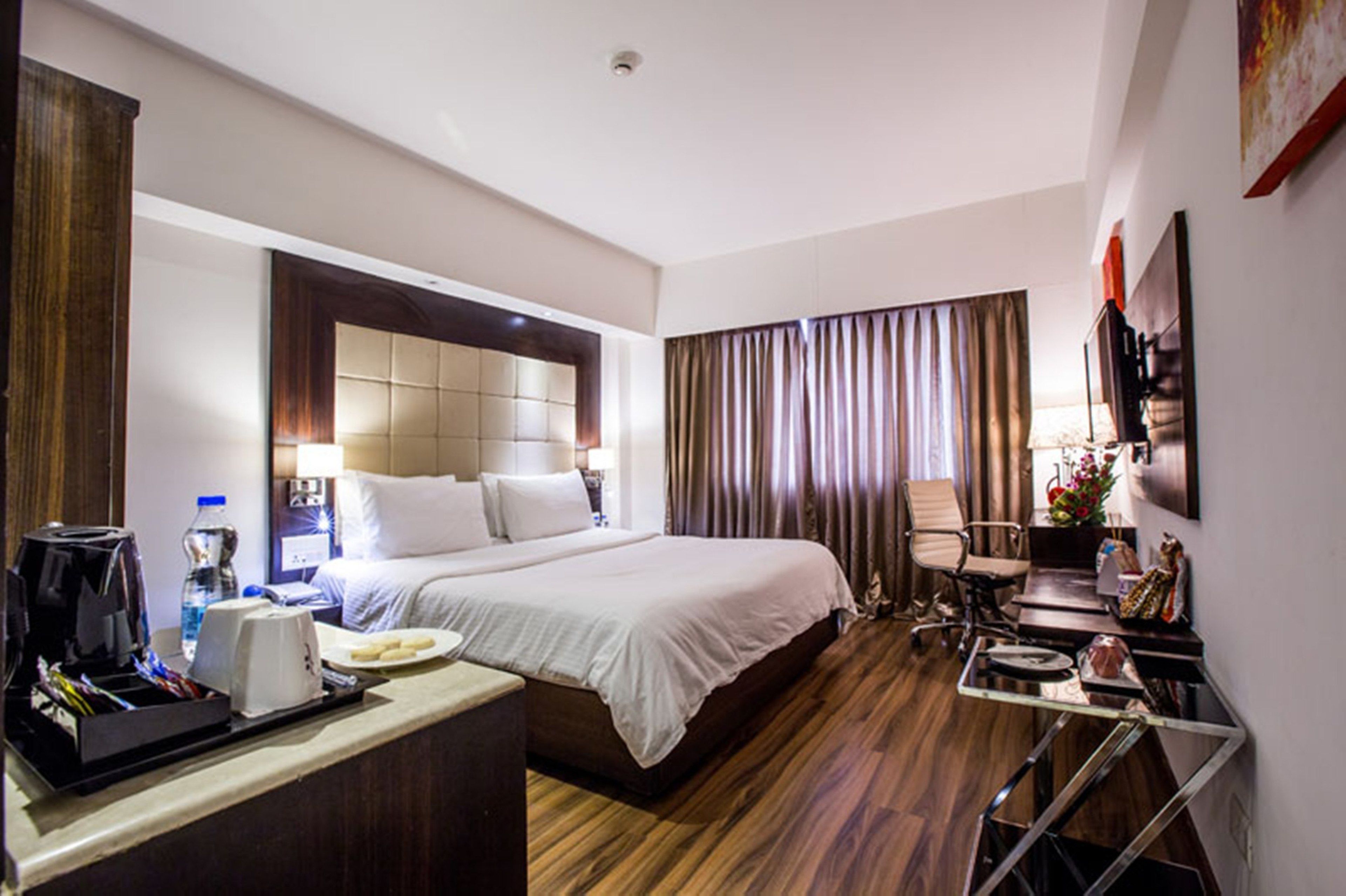 executive double room | bathroom | free toiletries, hair dryer, towels