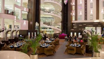 2 restaurants, breakfast, dinner served; international cuisine