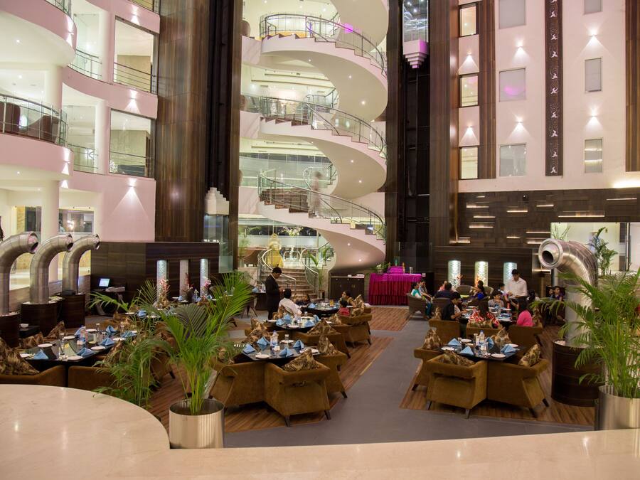 2 restaurants, breakfast, dinner served; international cuisine