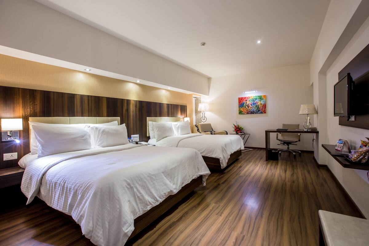 hollywood twin room | minibar, in-room safe, desk, iron/ironing board