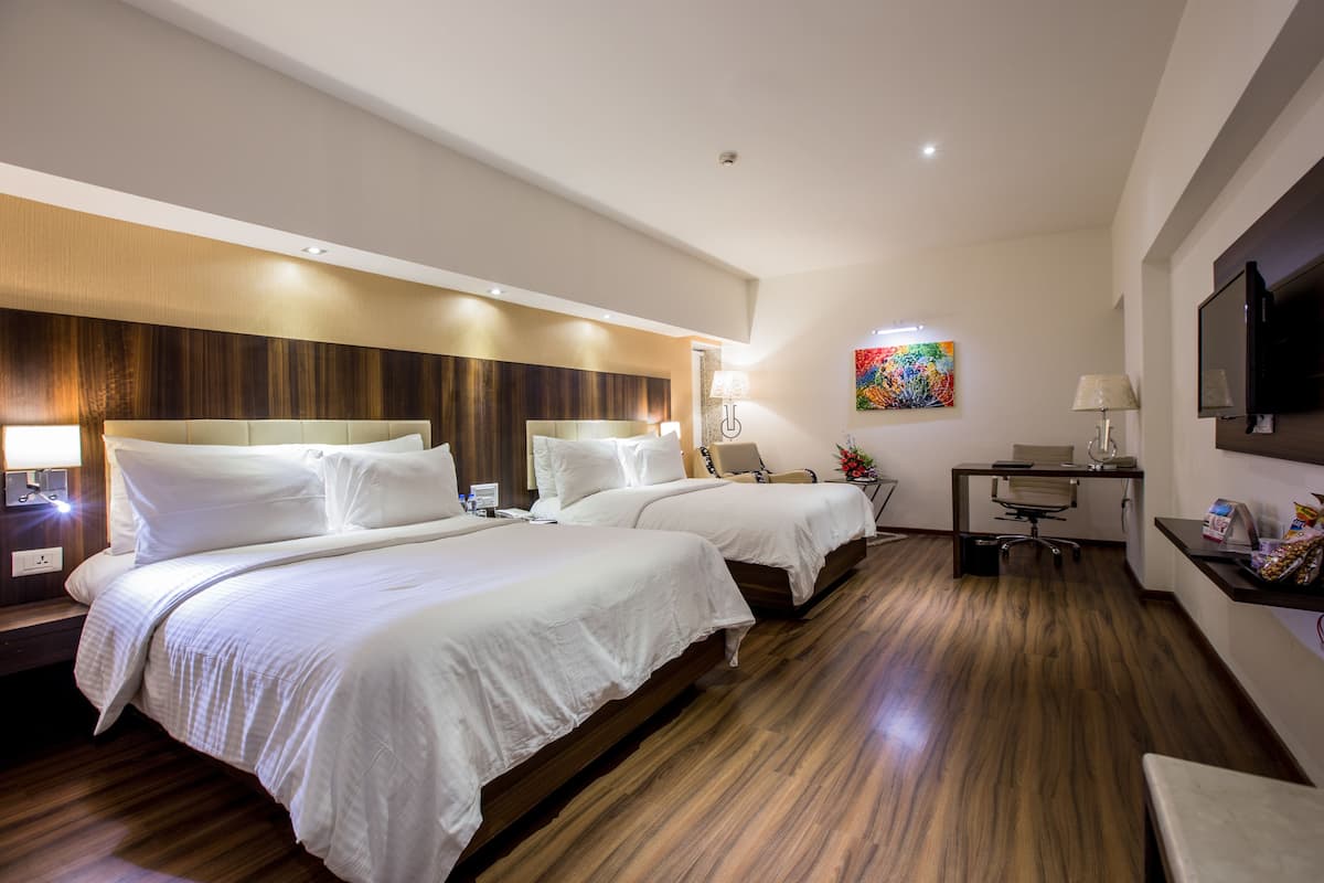 Hollywood Twin Room | Minibar, in-room safe, desk, iron/ironing board