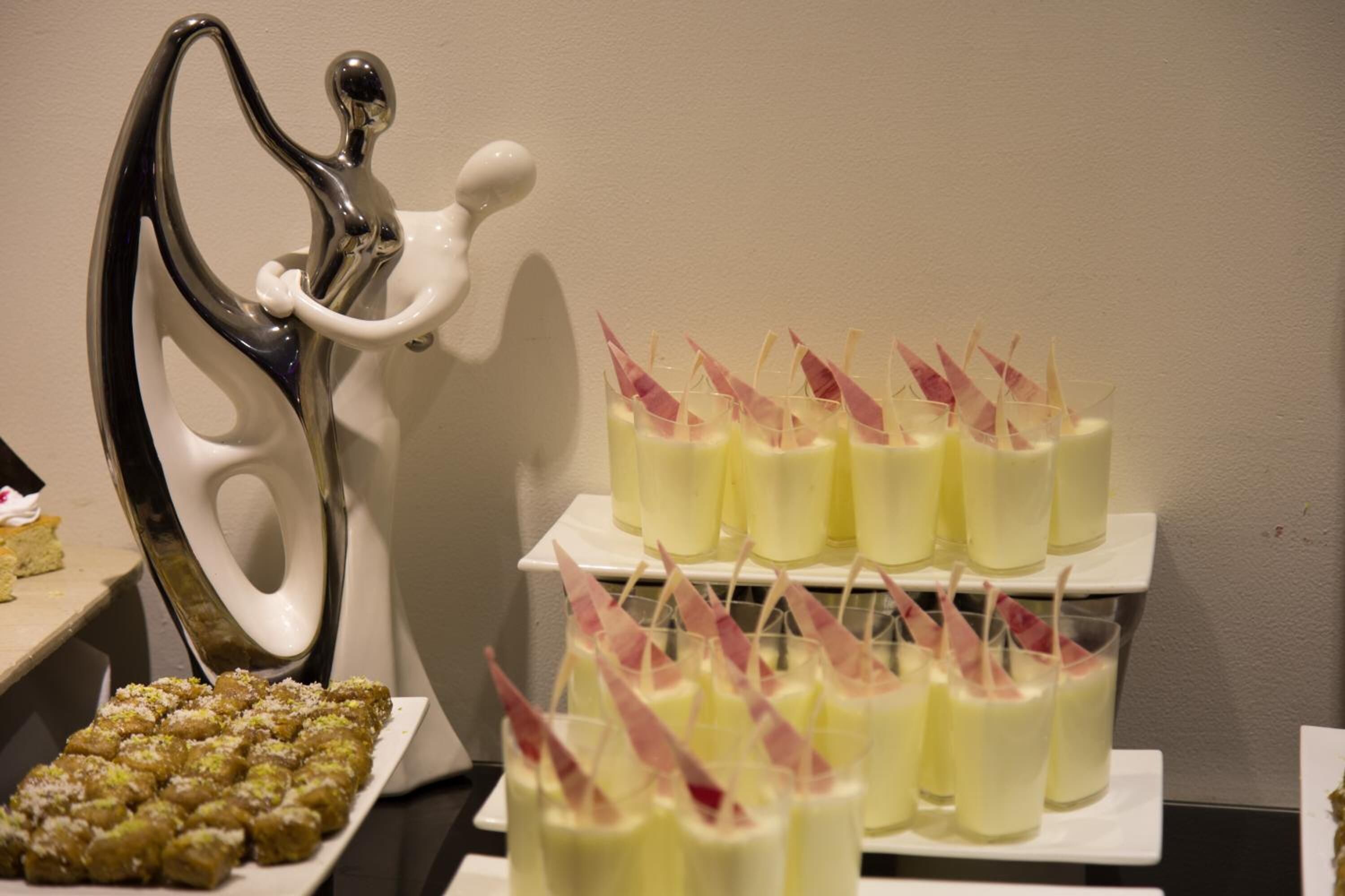 2 restaurants, breakfast, dinner served; international cuisine