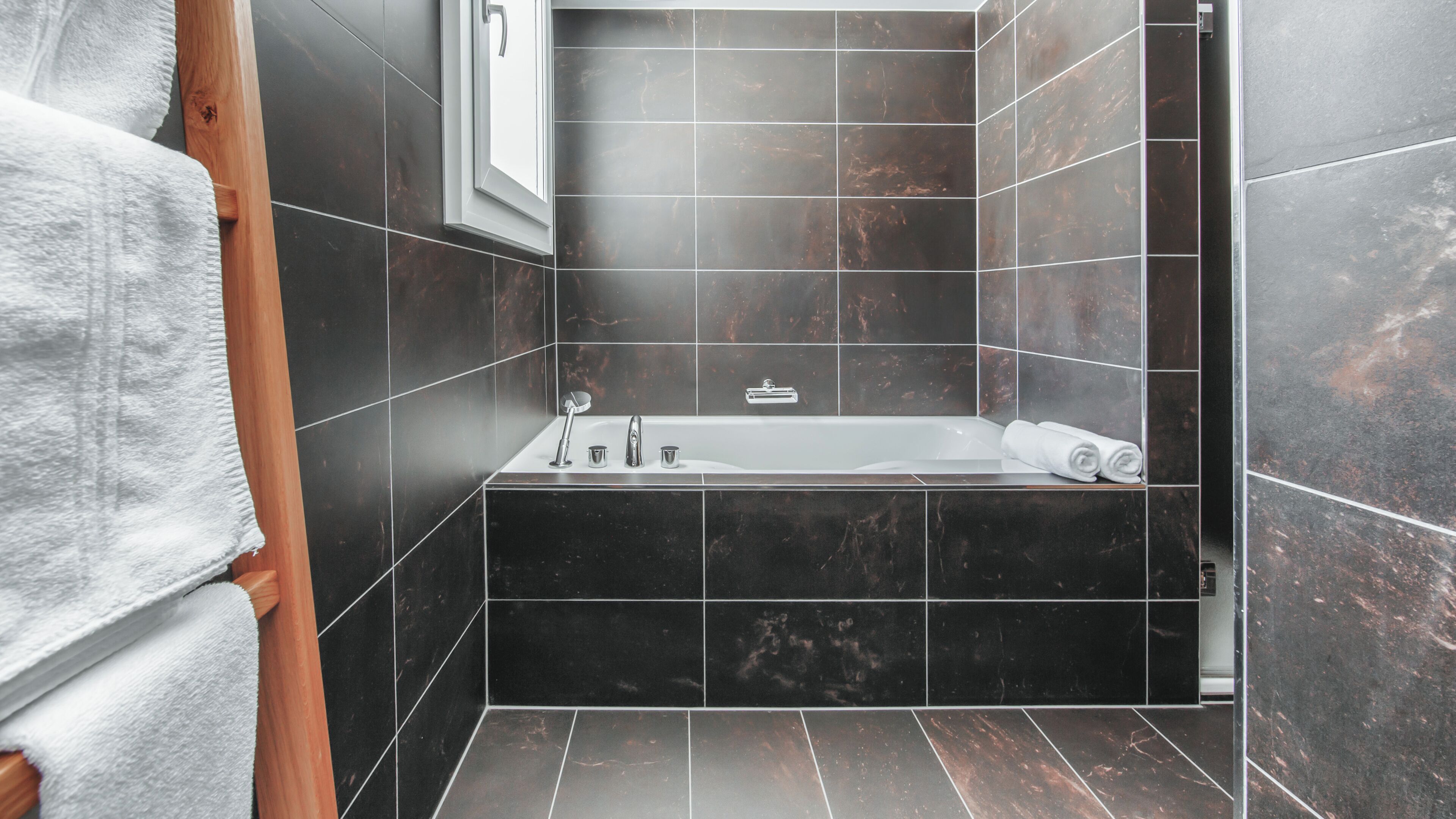 Un baño moderno con bañera, ducha e inodoro.