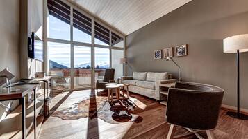 Family Suite, 2 Bedrooms | Hypo-allergenic bedding, free minibar, in-room safe, desk