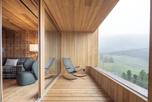 Junior Suite | Hypo-allergenic bedding, free minibar, in-room safe, desk