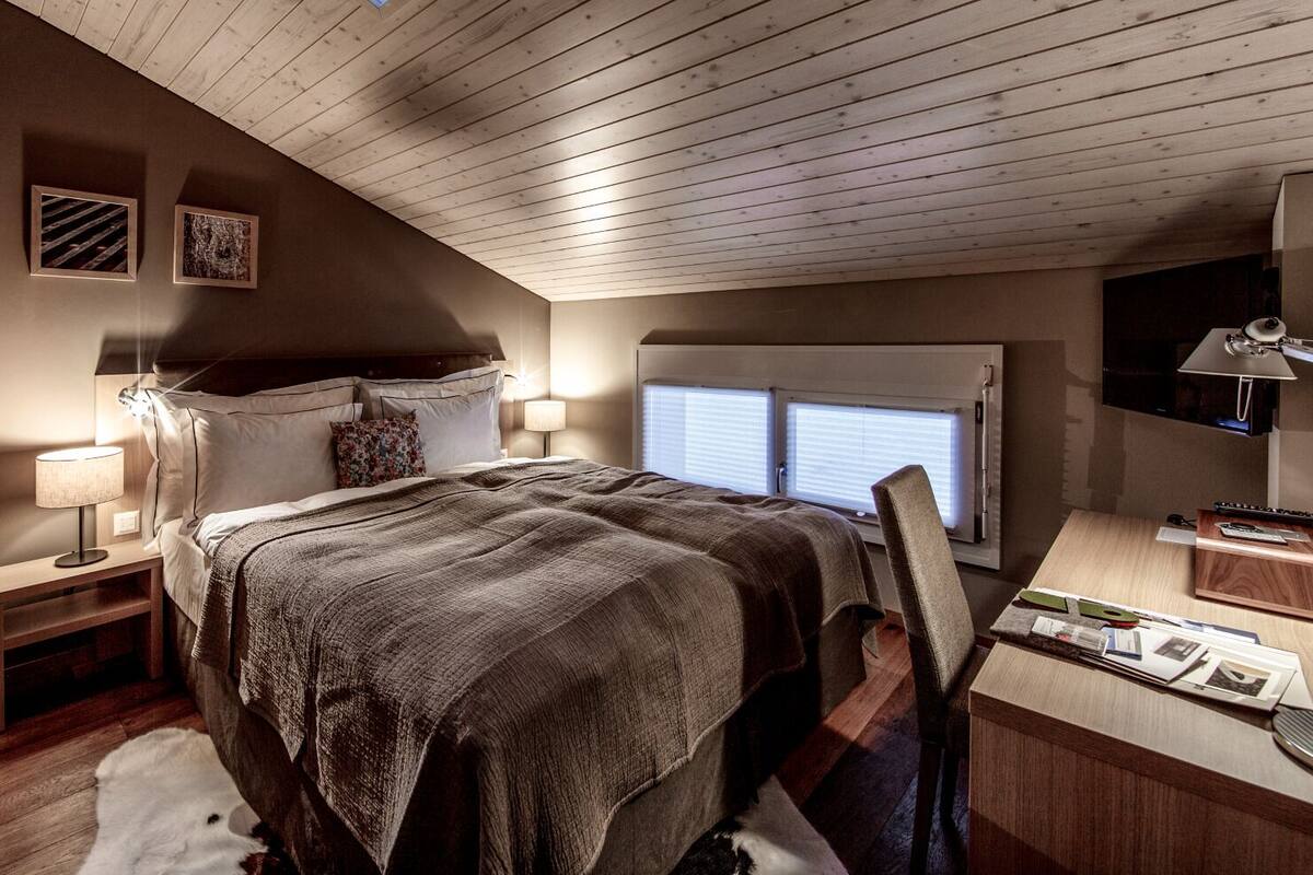 Basic Double Room, 1 King Bed | Hypo-allergenic bedding available, minibar (free items), in-room safe