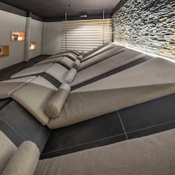 Een sauna, een stoombad, lichaamsbehandelingen, hotstone-massages