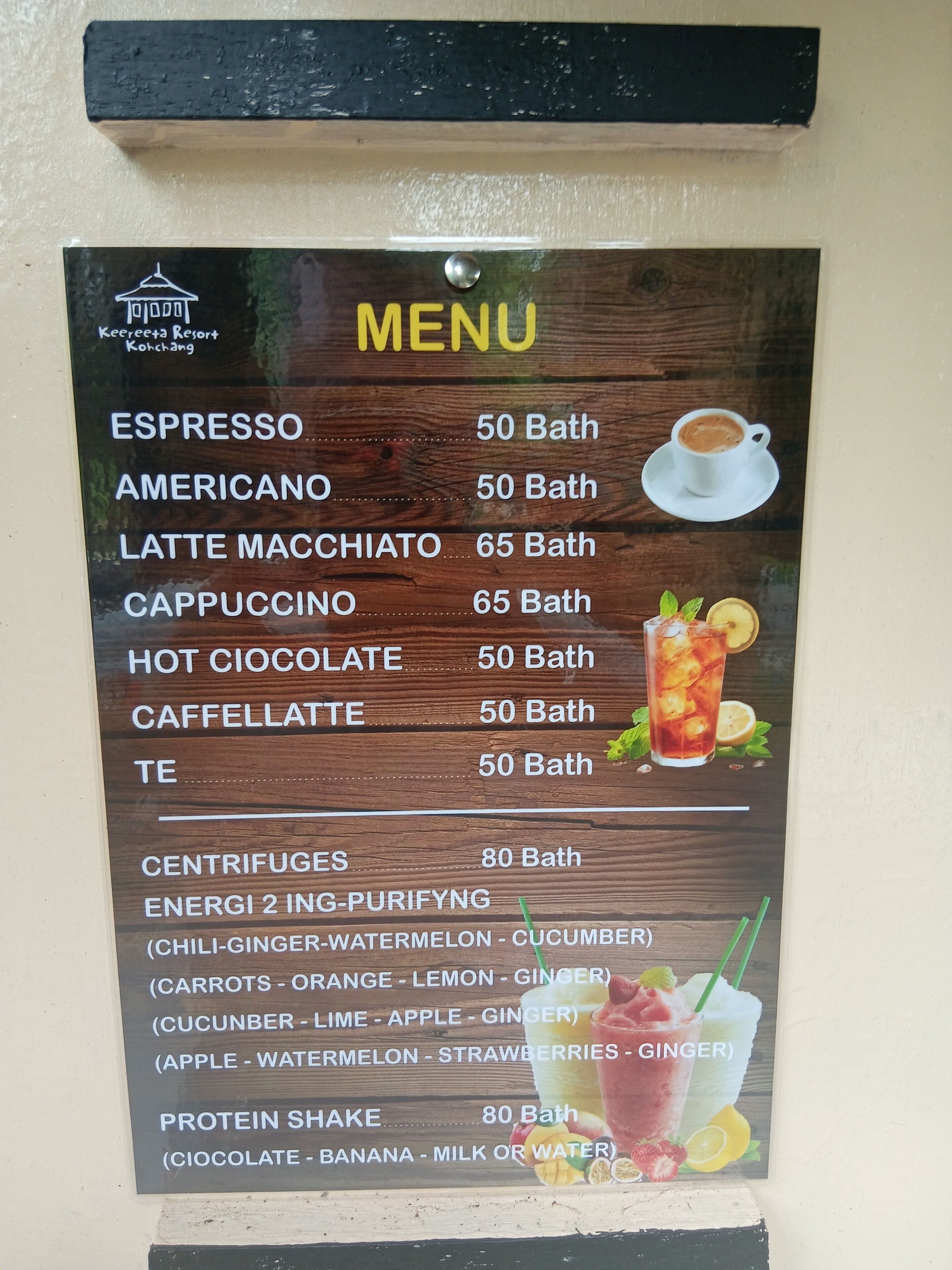 Un panel con el menú que muestra diferentes opciones de café y té, precios y descripciones de las bebidas.