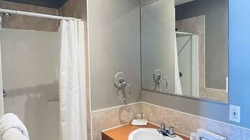Escritorio, wifi gratis y ropa de cama