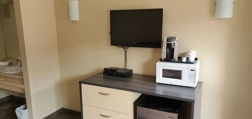 Escritorio, wifi gratis y ropa de cama 