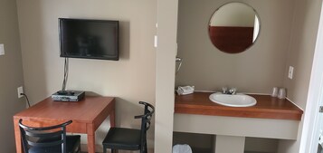 Escritorio, wifi gratis y ropa de cama 