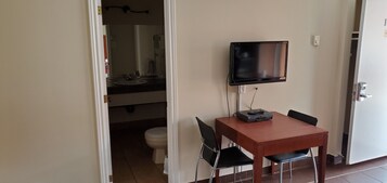 Escritorio, wifi gratis y ropa de cama 