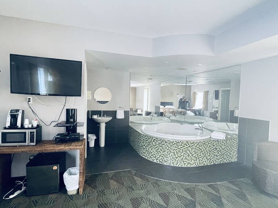 Premium Room, 1 King Bed, Non Smoking | Desk, free WiFi, bed sheets