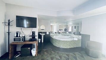 Escritorio, wifi gratis y ropa de cama 