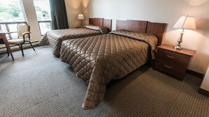 Een hotelkamer met twee bedden, een bureau en een stoel.