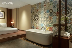 Deluxe kamer, geen ramen | Een kluis op de kamer, verduisterende gordijnen, gratis wifi, beddengoed