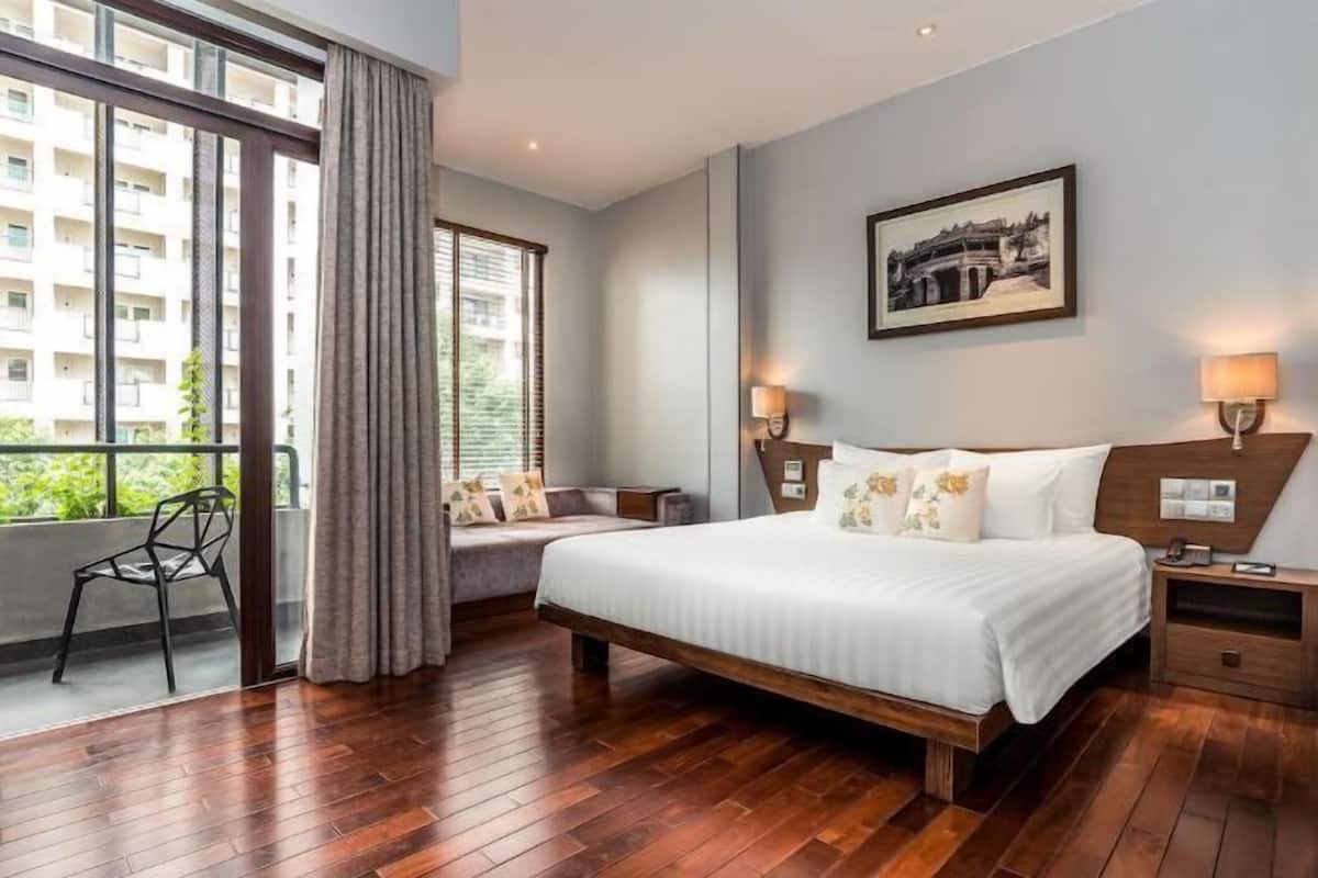 In-room safe, blackout curtains, free WiFi, bed sheets