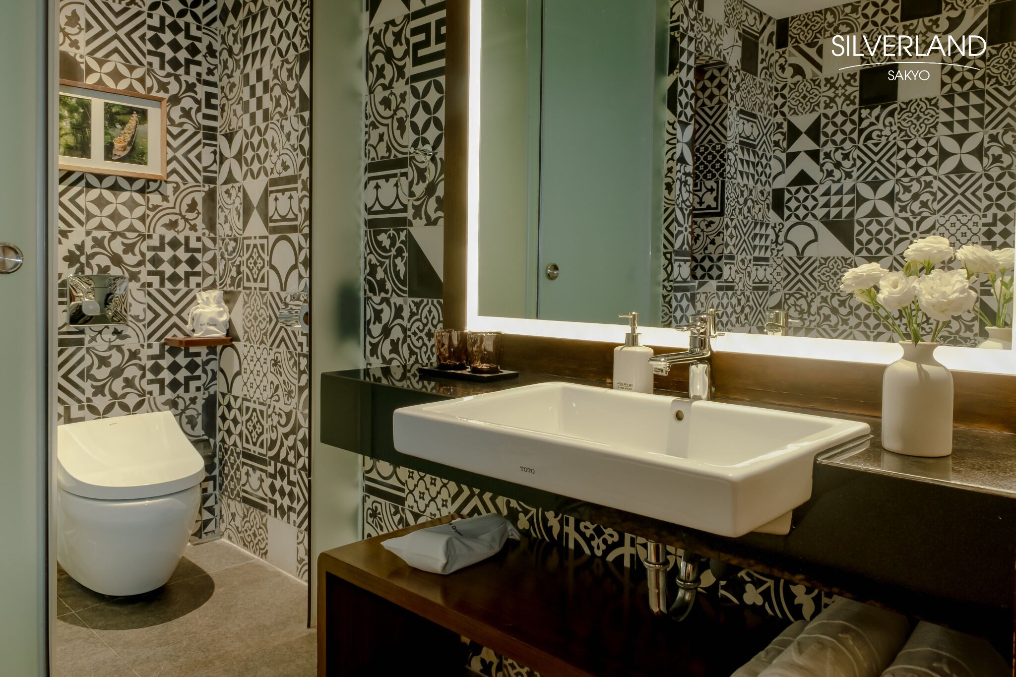 sakyo suite | bathroom | free toiletries, hair dryer, slippers, towels