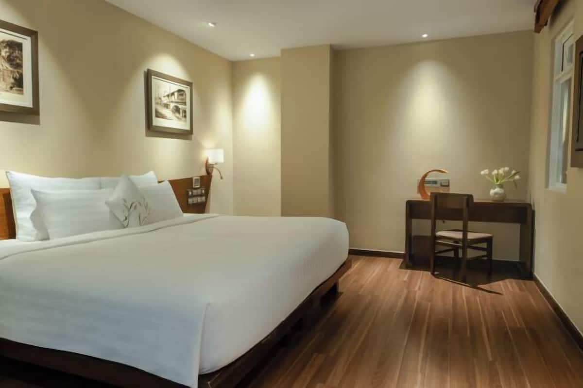 In-room safe, blackout curtains, free WiFi, bed sheets