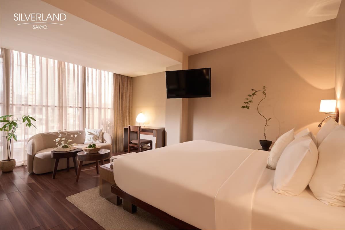 In-room safe, blackout curtains, free WiFi, bed sheets