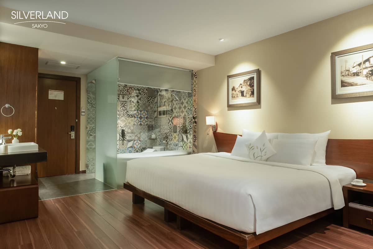 Symphony Deluxe Double or Twin (Corridor View) | Két bảo mật tại phòng, màn/rèm cản sáng
