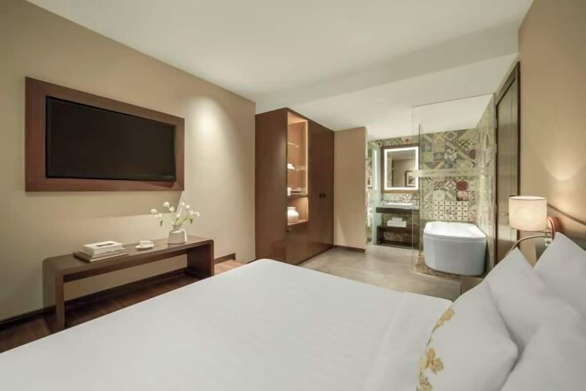 In-room safe, blackout curtains, free WiFi, bed sheets