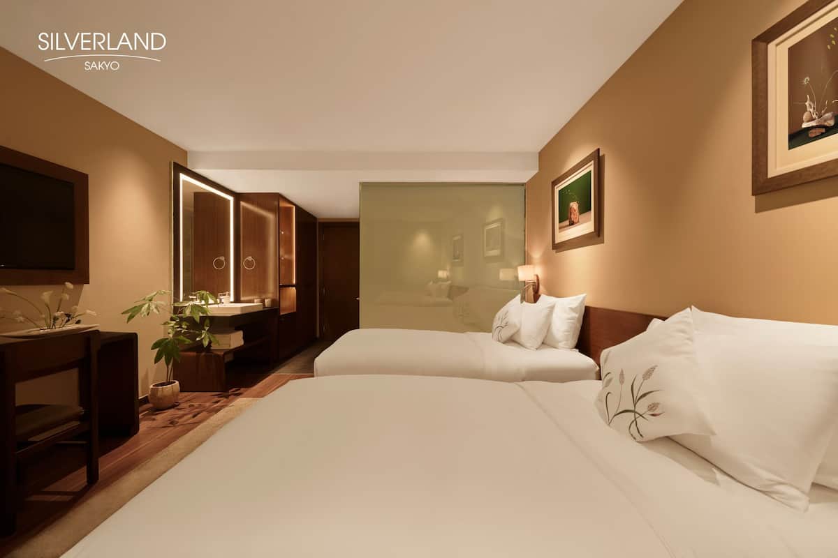 In-room safe, blackout curtains, free WiFi, bed sheets