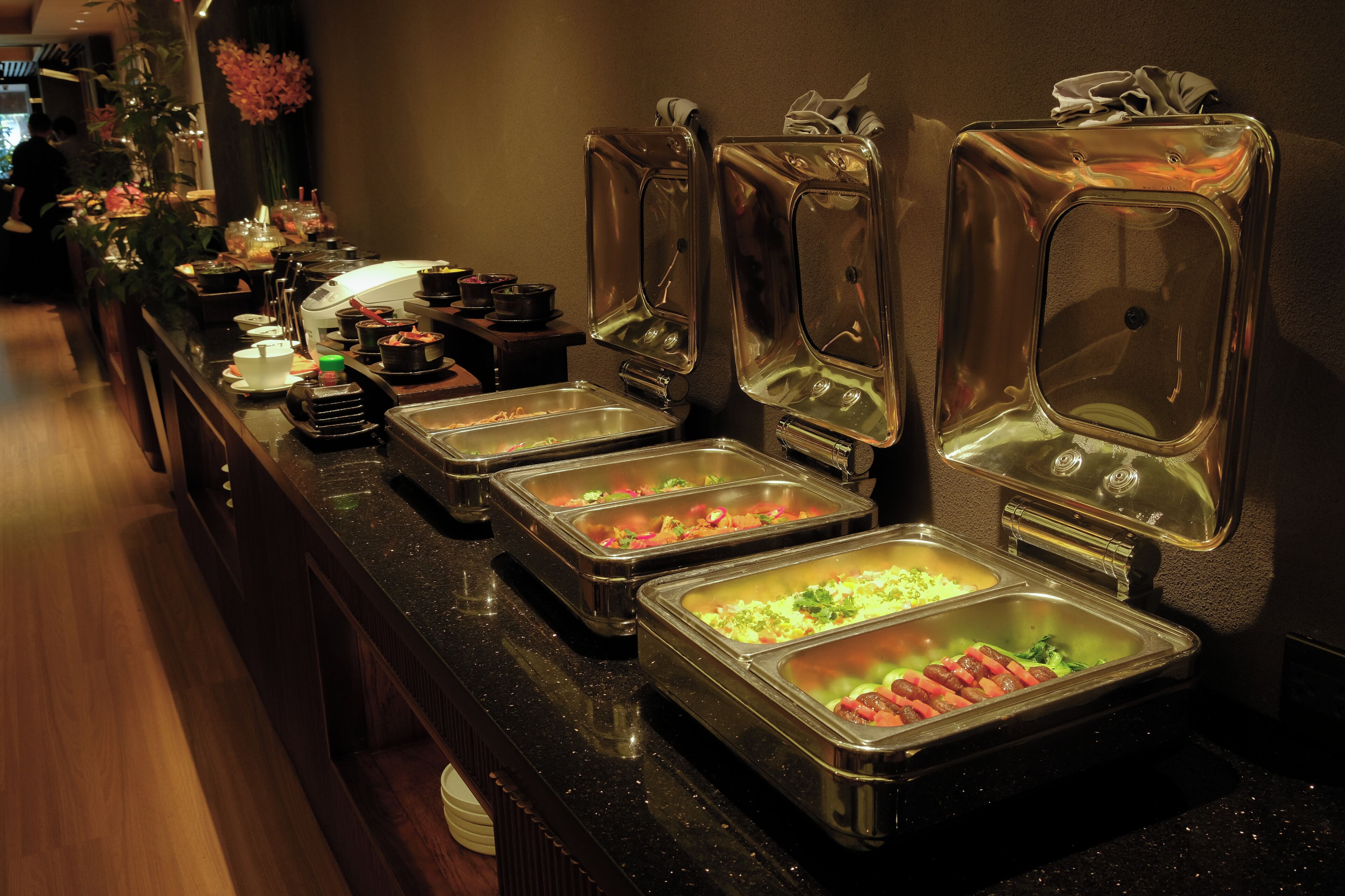Ein Buffet mit verschiedenen Speisen in Metallbehältern.