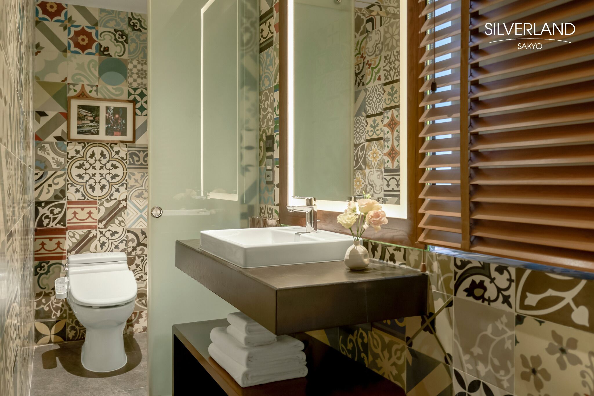 solace premier double | bathroom | free toiletries, hair dryer, slippers, towels