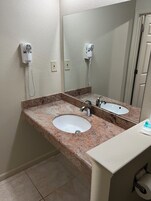 Bañera con ducha, artículos de tocador gratuitos, secador de pelo