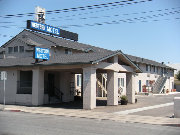 Exterior - Western Motel (Salinas)