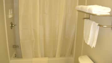 Standaard kamer | Badkamer | Een bad/douchecombinatie, gratis toiletartikelen, een haardroger