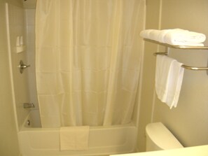 Habitación estándar | Baño | Ducha y bañera combinadas y artículos de higiene personal gratuitos