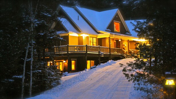 Front of property – evening/night - Fawn Ridge Lodge (Lake Placid)