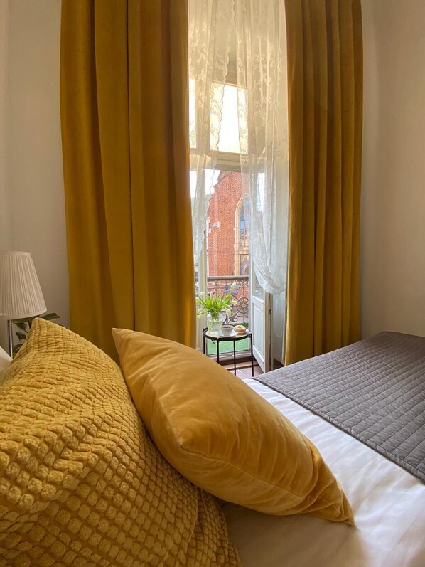 Phòng đôi Tiêu chuẩn, ban công, quang cảnh thành phố | Bộ đồ giường cao cấp, bàn, bàn ủi/dụng cụ ủi quần áo 