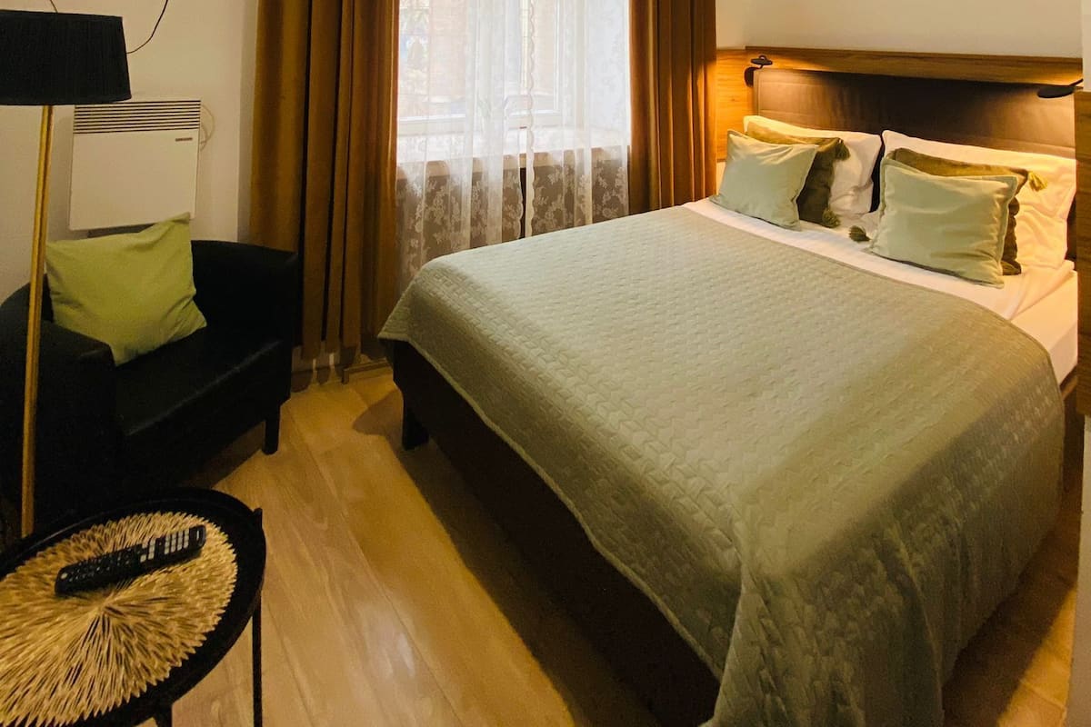 Comfort Double Room, Courtyard (with private bathroom) | Bộ đồ giường cao cấp, bàn, bàn ủi/dụng cụ ủi quần áo