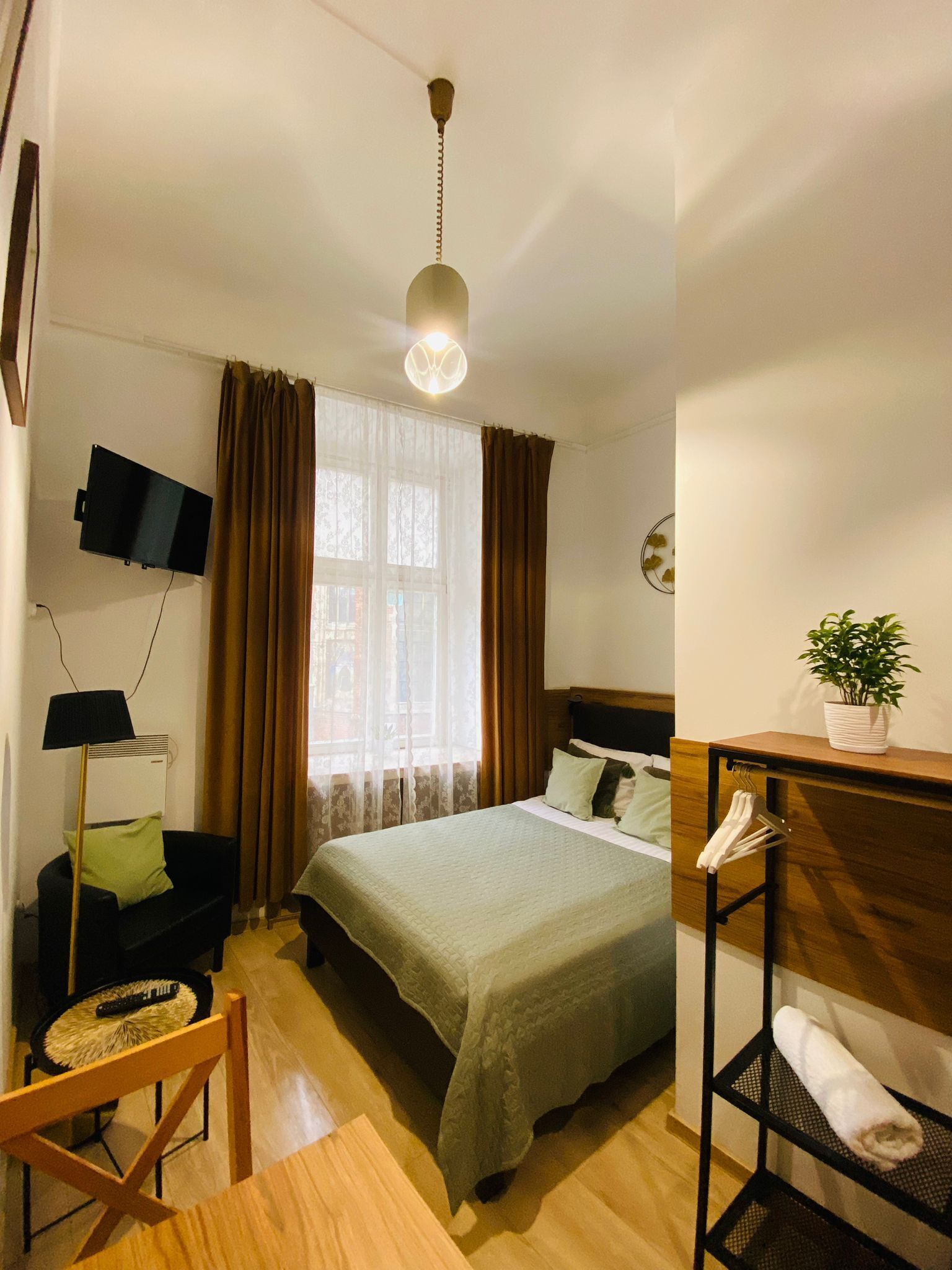 Comfort Double Room, Courtyard (with private bathroom) | Ropa de cama de alta calidad y escritorio 