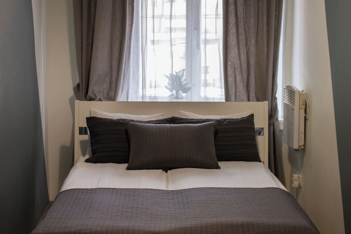 Double Room, City View (private bathroom outside the room) | Premium bedding, desk, iron/ironing board (on request), WiFi (free)