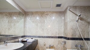 Shower, rainfall showerhead, free toiletries, hair dryer (on request) - Grand Inna Malioboro Yogyakarta (Yogyakarta)