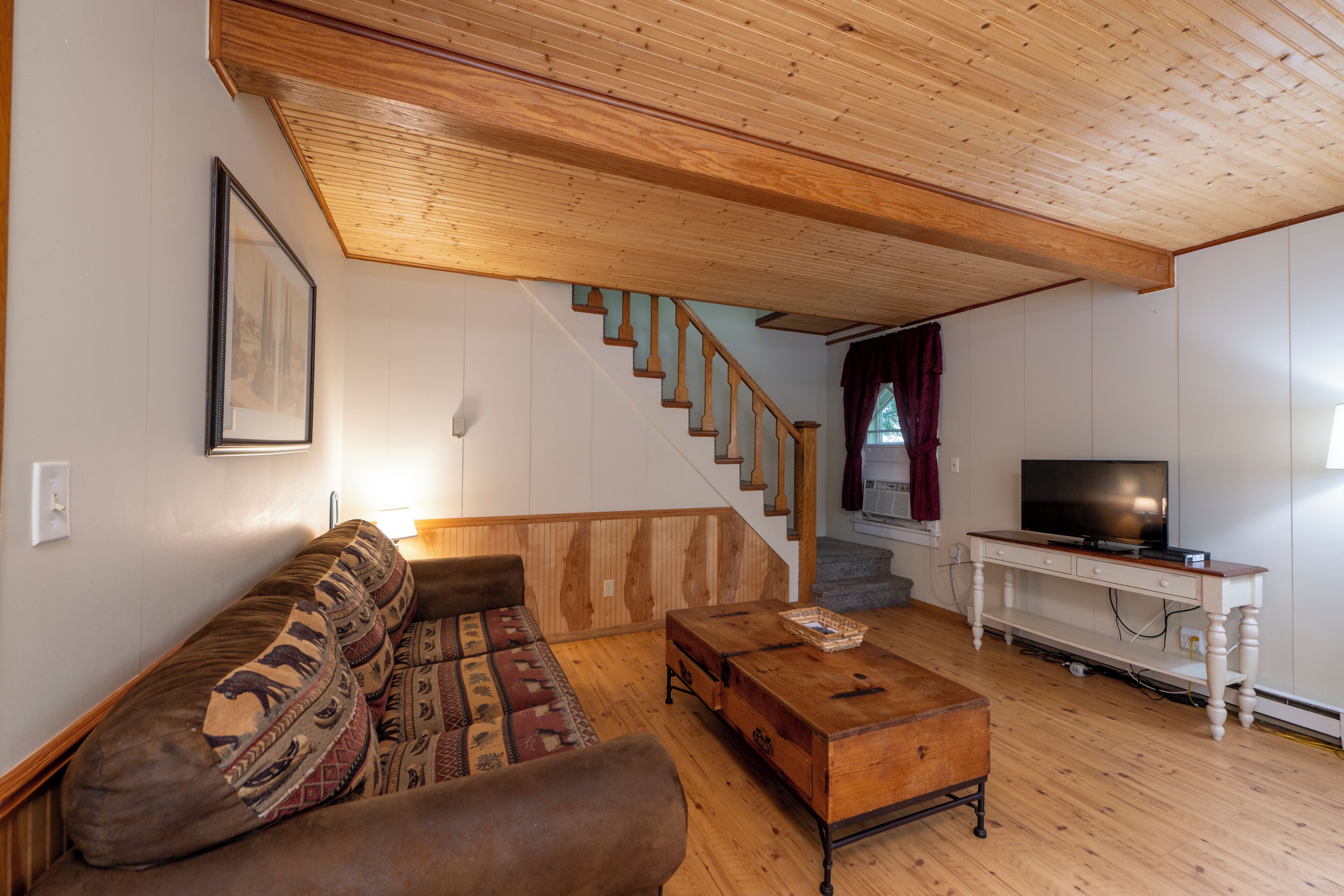 2 bedroom duplex apartment, kitchen | living area | 43-inch flat-screen tv with cable channels