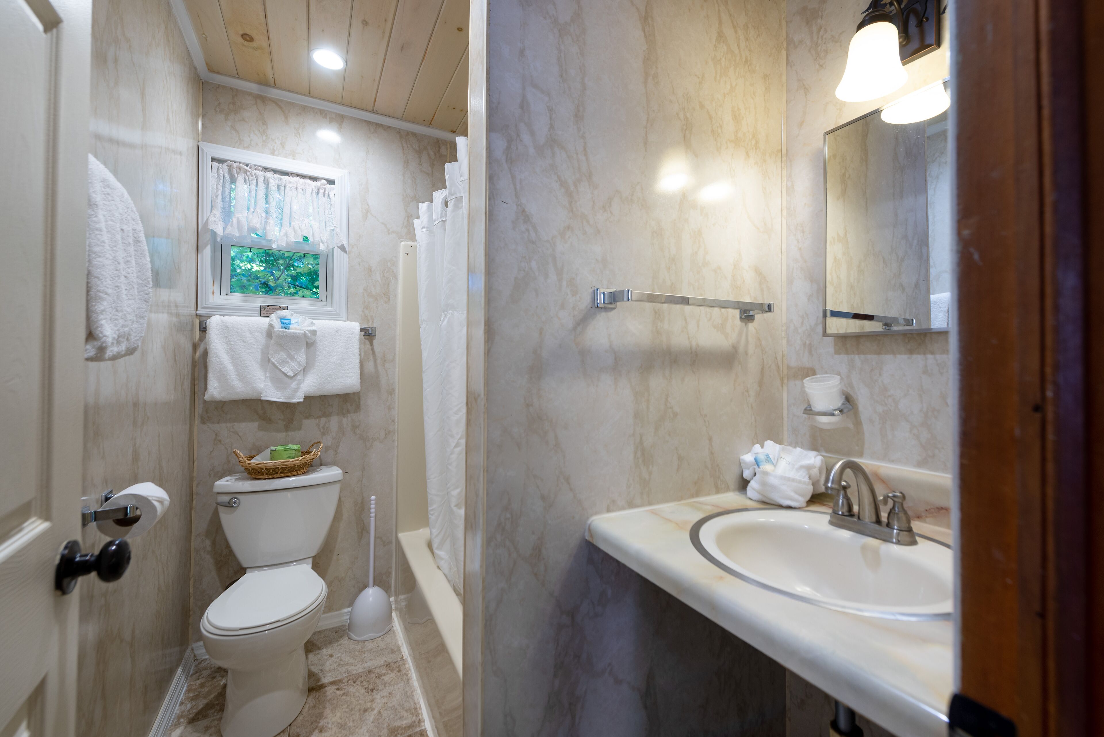 Ein Badezimmer mit Toilette, Waschbecken und Dusche.