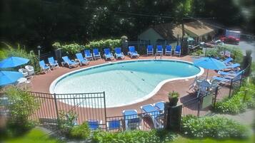 Piscine extérieure (ouverte en saison), parasols de plage