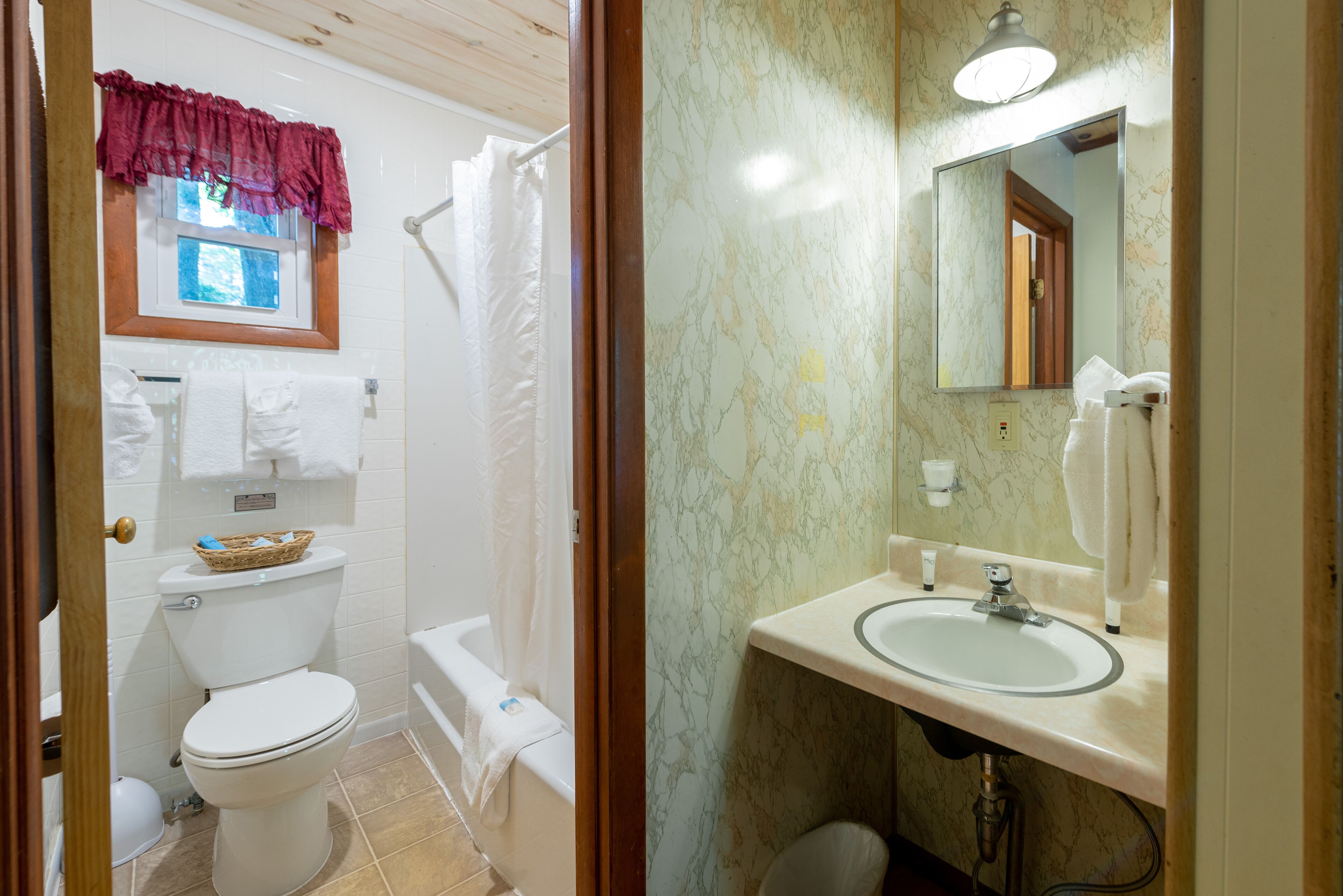 Un baño con inodoro, bañera y lavamanos.