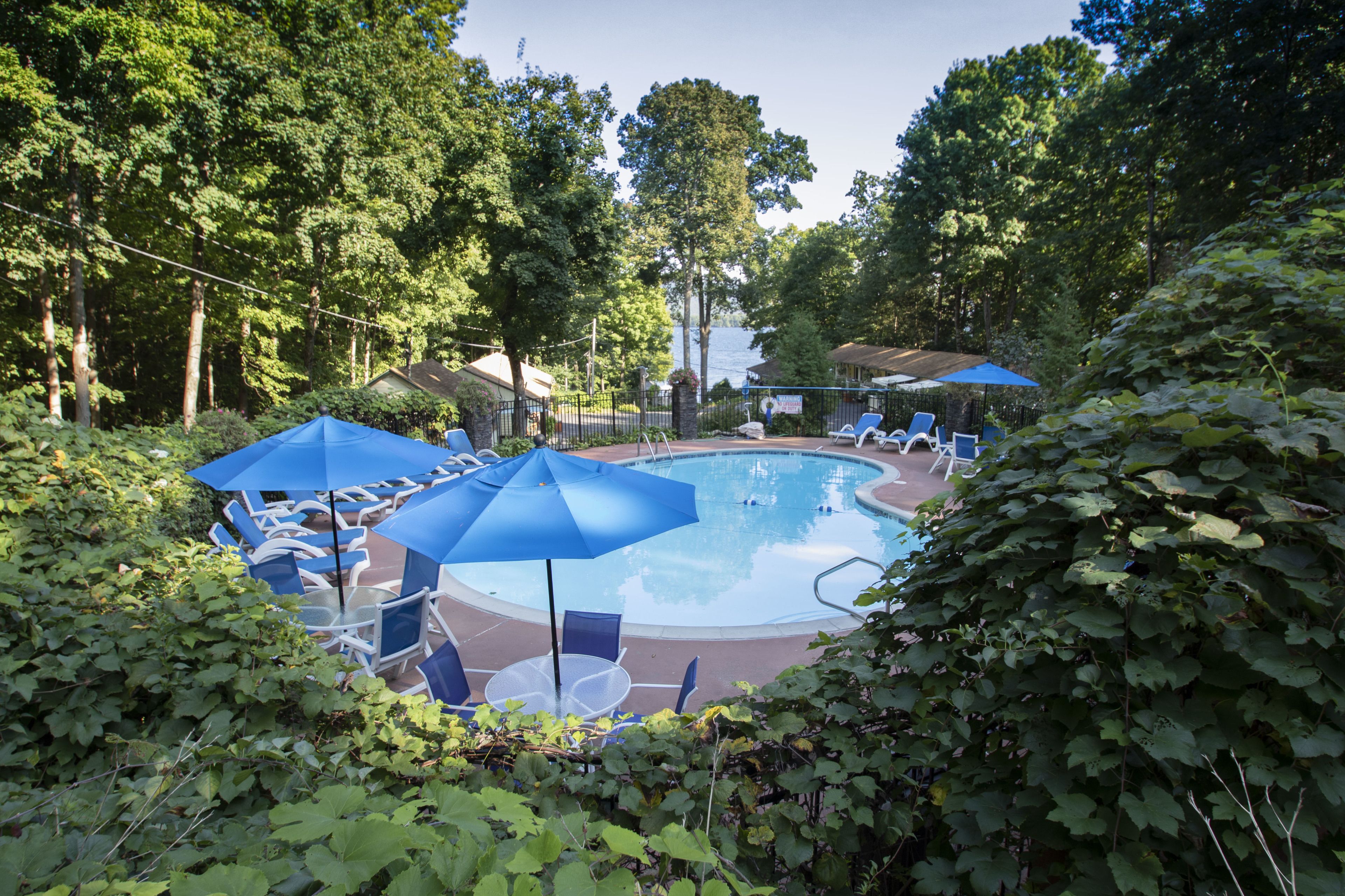Piscine extérieure (ouverte en saison), parasols de plage
