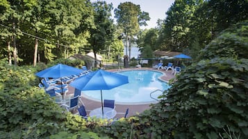 Piscine extérieure (ouverte en saison), parasols de plage